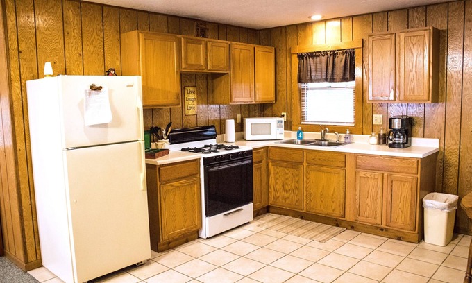 Triumph Cabin | Stand Alone cabin with Whirlpool Tub, Full Kitchen & Fire Pit Near Starved Rock