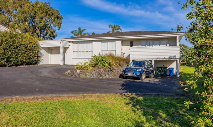 Auckland House | Stand-Alone Sunny Modern 3 Bedroom Home - North Shore