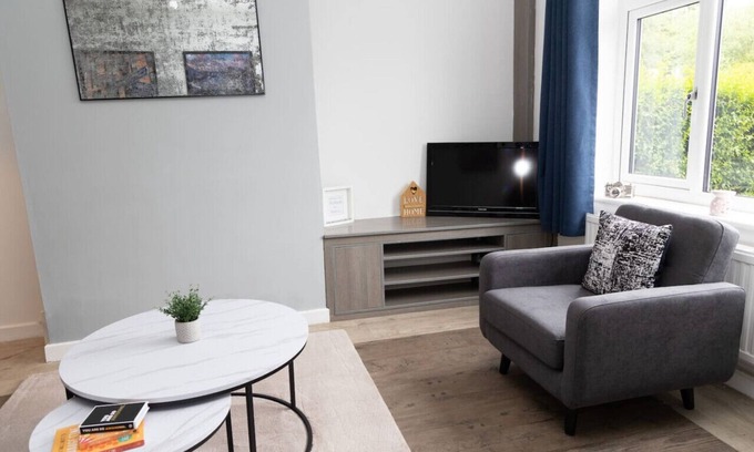 Radcliffe House | Stand up & Shout - Lovely 2 bed property.