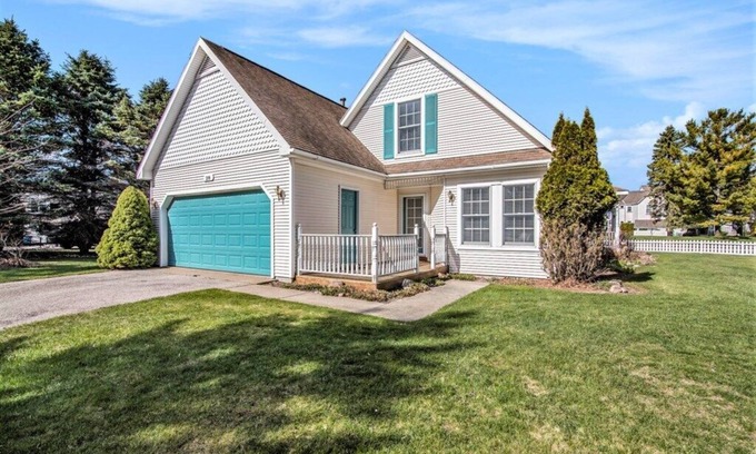 Manistee Cottage | Standalone Harbor Village Cottage at Beach