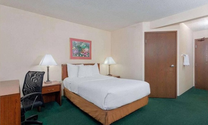 Indianapolis House | Standard 1 King Bed Non-Smoking