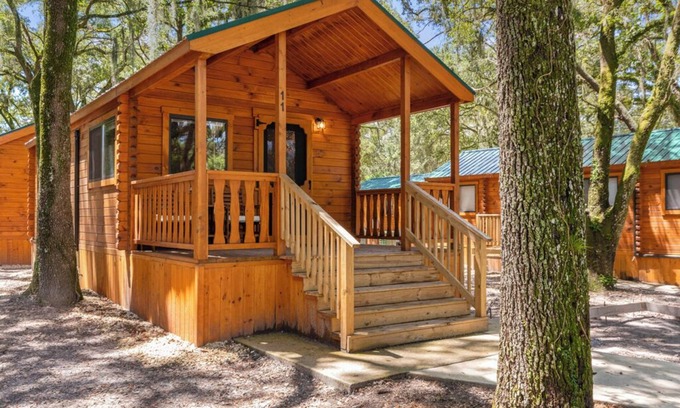 Thonotosassa Cabin | Standard Cabin with Porch - Happy Travelers RV Resort