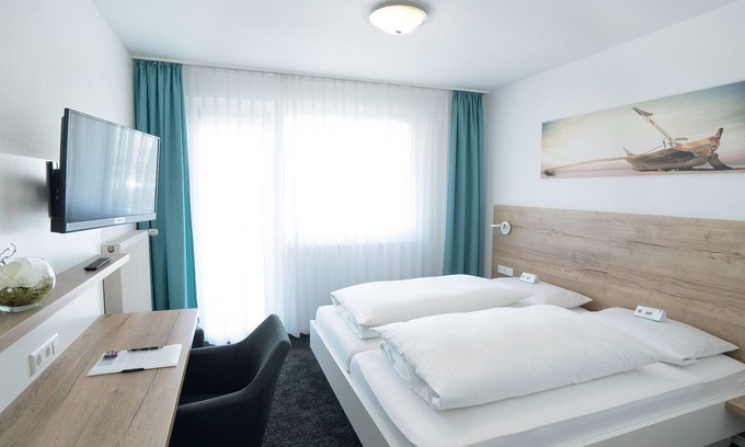 Bodelshausen Apartment | Standard double room, bath/shower and WC