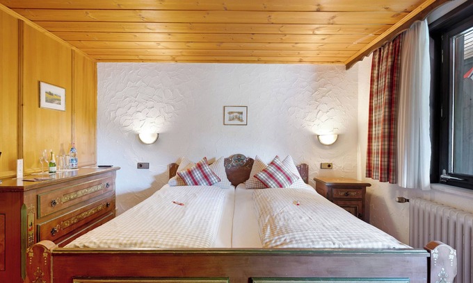 Tennenbronn Apartment | Standard 'Double Room 1' with Shared Garden, Balcony and Wi-Fi