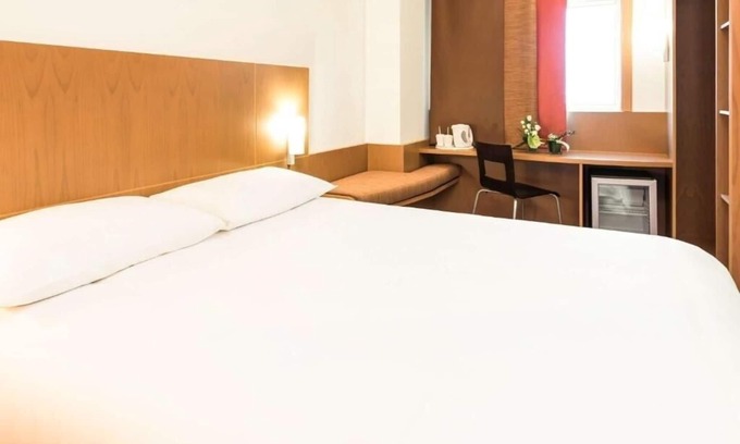 Al-Fujairah Apartment | Standard Double Room Near Workshop Cafe