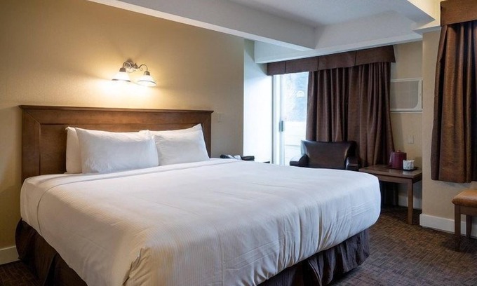 Banff Apartment | Standard King Room in Banff with Air-Conditioning