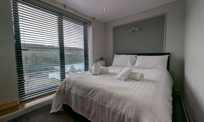 Rastrick Bed & Breakfast | Standard kingsize room with lake views