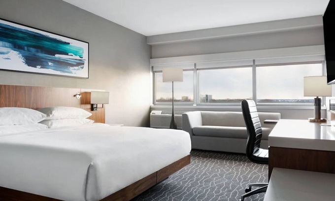 Iselin Hotel | Standard Room 1 King Bed, Delta Hotels, Indoor Pool, Near Newark Airport