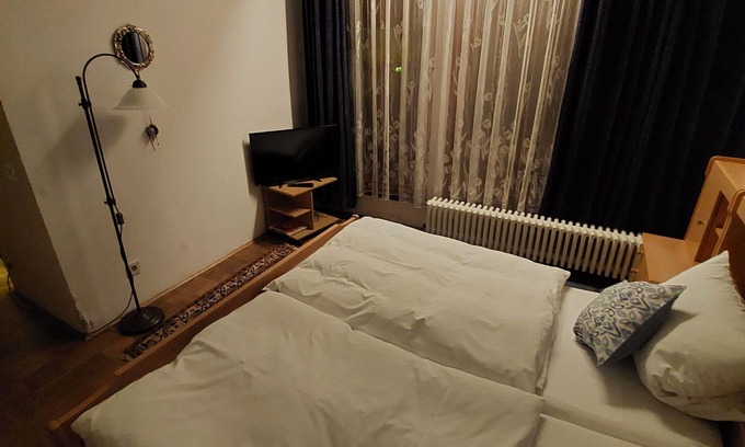 Laudenbach Cottage | Standard Room Double Bed Nr. 3 - Goldner Engel, Restaurant - Hotel - Butcher