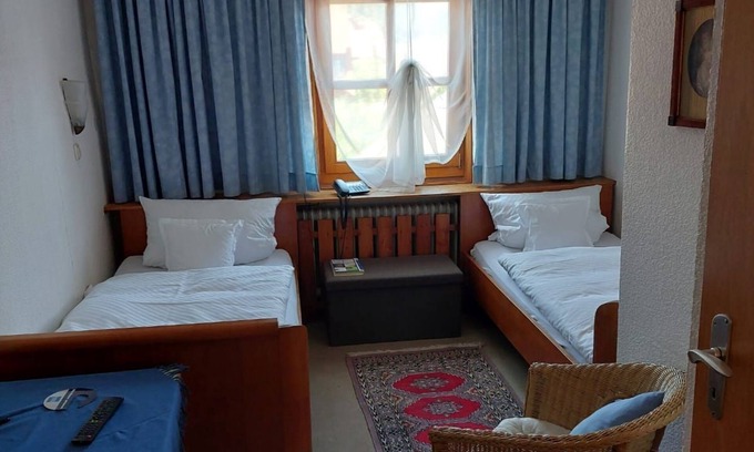 Laudenbach Cottage | Standard room two beds no. 25 - Goldner Engel, Restaurant - Hotel -