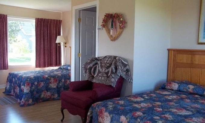 New London House | Standard room with 2 double beds with Patio #11