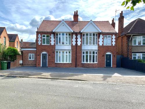 Peterborough House | Stanley Park House Peterborough - 3 bed, 3 bathroom, parking, garden