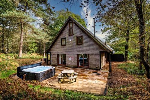 Farley House | Stanton, woodland lodge with hot tub for 14