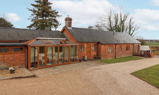 New Forest District House | STAPLETON FARM BUNGALOW, pet friendly, with a garden in Alderholt