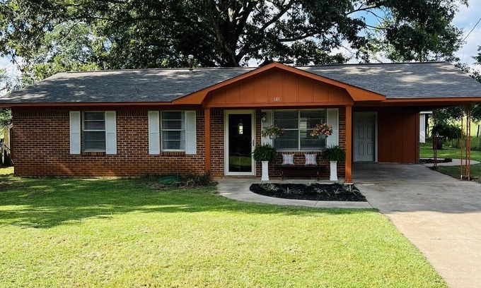Ackerman House | Star Meadows - 3 Bedroom Beautiful Home near Starkville, MS