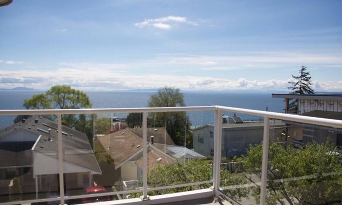 White Rock House | Star of the Sea guest house, Queen size suites with Ocean view balcony