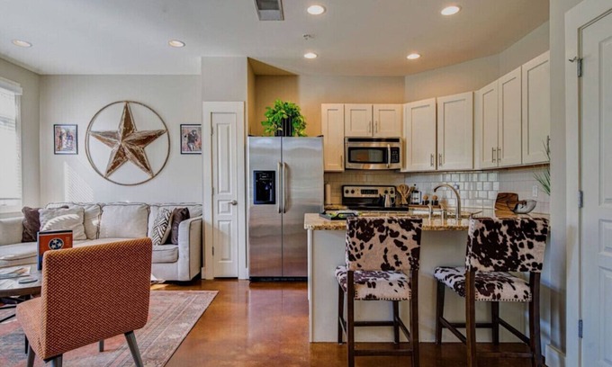 West End Condo | Star Studded - Near Music Row|Free Parking|Private Balcony|Historic Neighborhood