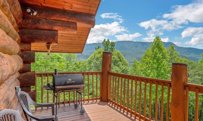White Oak Lodge Cabin | Star Views - Secluded w/Mountain Views