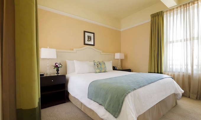 Goose Hollow Hotel | Star-Worthy Spaces near Forest Park and Pittock Mansion! with On-Site Restaurant