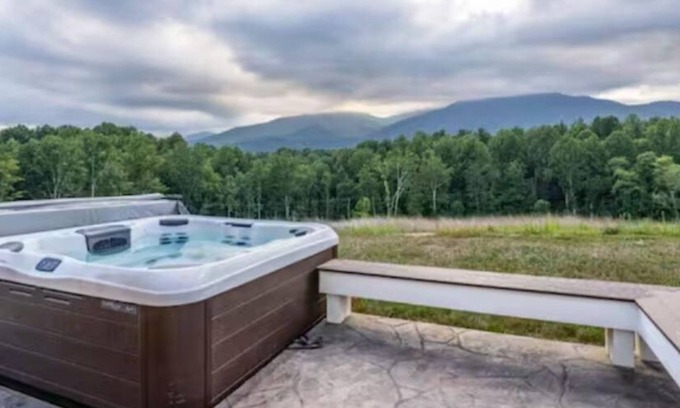 Roseland House | Stargaze on 12 Acres: Hot Tub 55"TV Fire Pit Grill