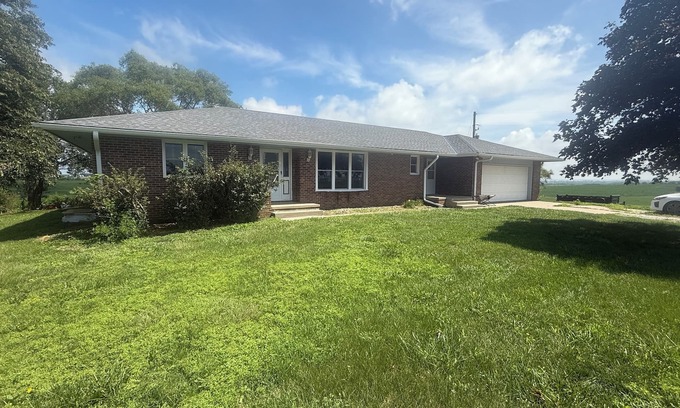 Otoe County House | Stargaze & Soak! Private Acreage with Hot Tub, Firepit & Chickens
