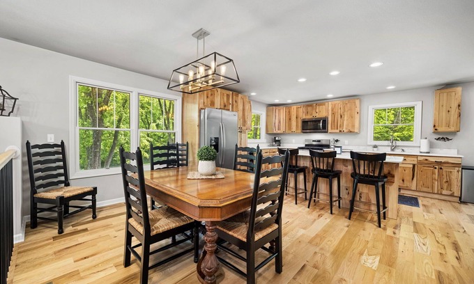 Simpson House | Stargaze w/Family + 14 min from Legacy Farm!