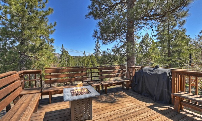 Sugarloaf Cabin | Stargazer's Lodge- pet friendly