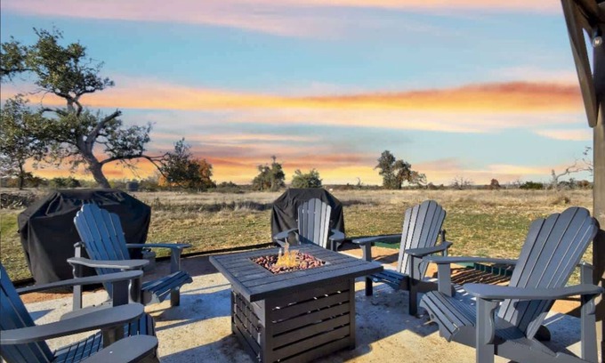 Fredericksburg House | Stargazing Retreat at Lone Star Cottage