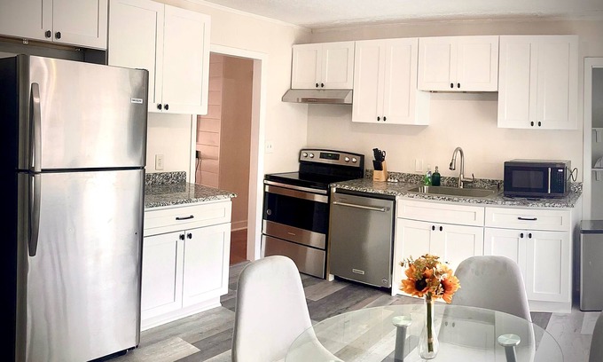 Woodstock House | Stargazing Retreat Next To Downtown Woodstock!