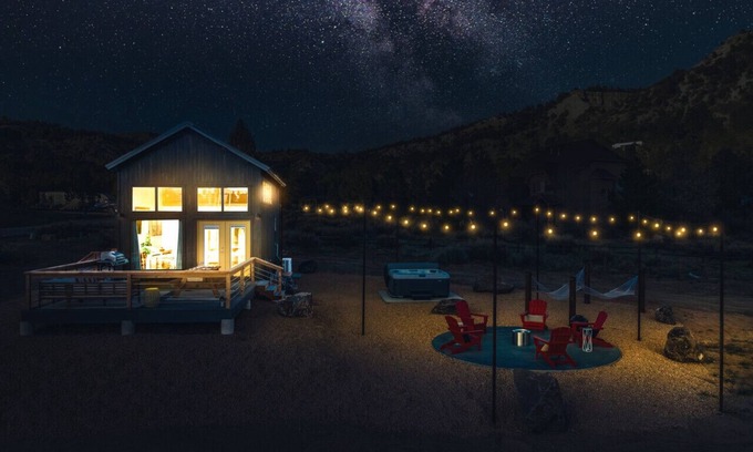 Glendale House | Stargazing Retreat w/Hot Tub & Deck Hammocks BBQ