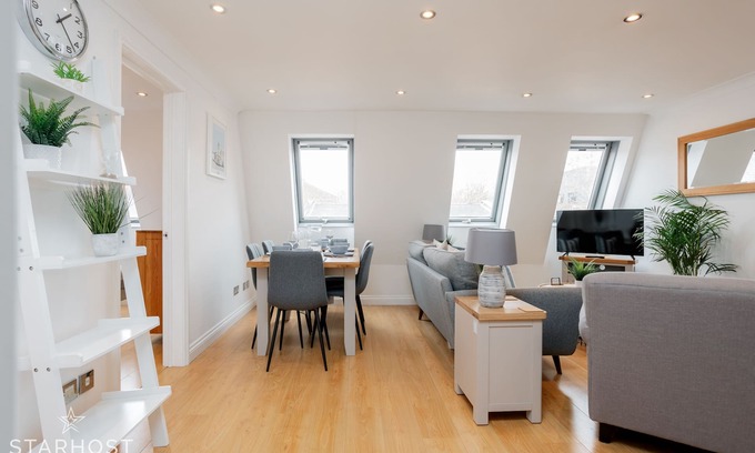 Newbury Apartment | StarHost Residences - Central 3 bed apartment in Newbury