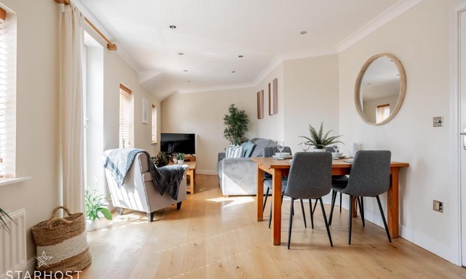 Newbury Apartment | StarHost Residences - Smart 2 Bedroom Apartment in Newbury