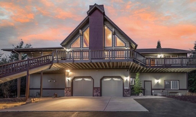 Castle Glen Estates Cabin | Starlight Escape in Big Bear Lake. Movie Theatre, Spa, EV Plug & Games!