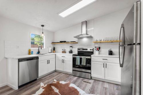 Canyon Lake House | Starlight Horizon Cabin M - Pet-Friendly Texas Hill Country Cabin Near Canyon Lake - Pool, Stargazing & Group Getaways - Sleeps 8