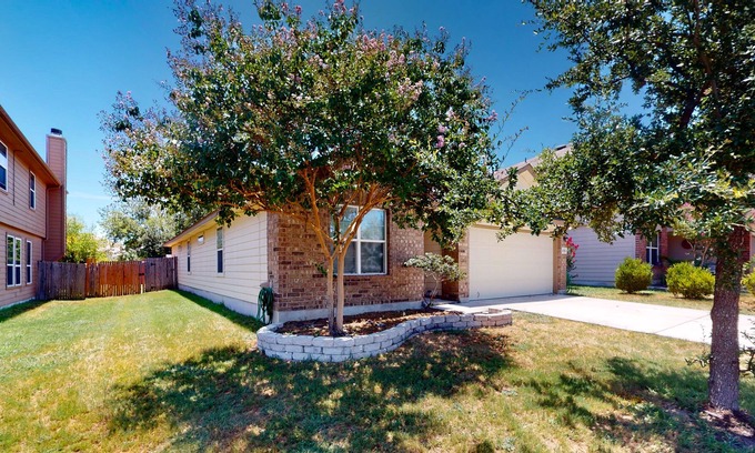 San Antonio House | Starlight | House in San Antonio with enclosed backyard, basketball hoop & pool