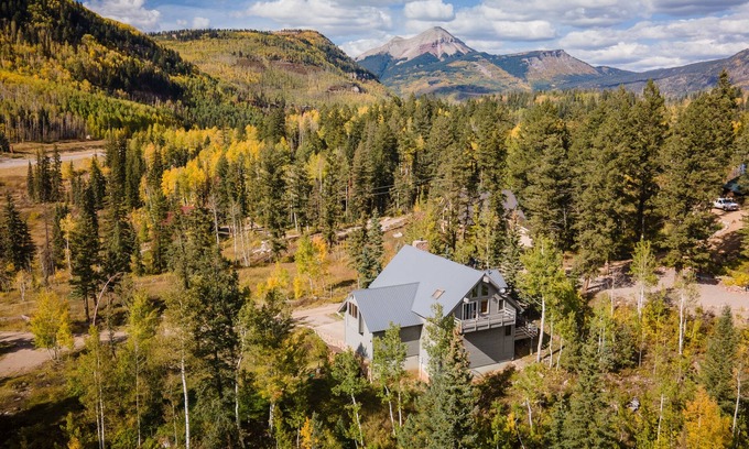 Columbine Lake House | Starlink Internet, EV Charger, Pet Friendly, Cozy!