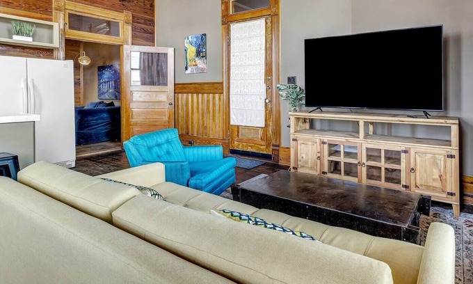 Downtown Apartment | Starry Night: Dwntwn Bryan on Main St, 2nd Flr, King Bed
