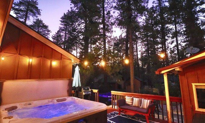 Boulder Bay Cabin | Starry Nights Lodge - Hot tub, Game Room, Walk to the Marina, Dogs Ok