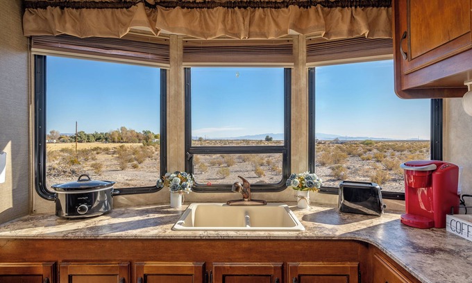 Mojave Desert House | Starry Skies Glamping w/EV Charger, Stargazing, Hiking
