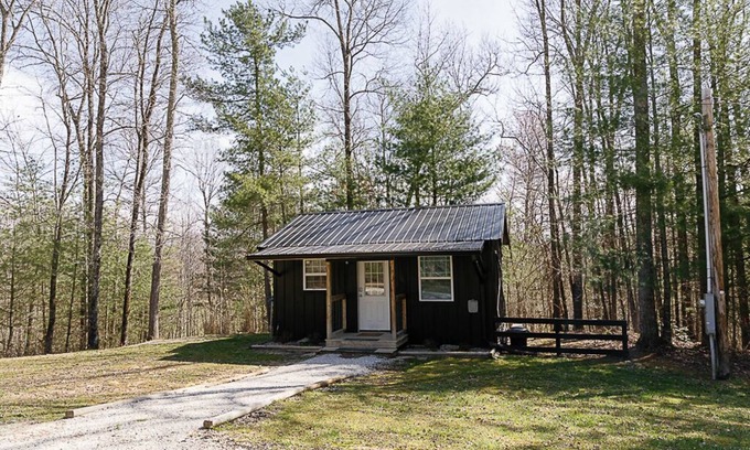 Rogers Cabin | "Stars Hollow" Cozy Mini Cabin Stay - RRG