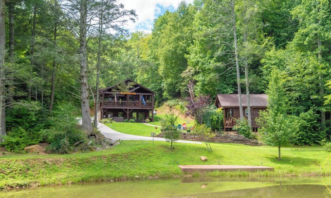Millers Creek Cabin | Stars, Stripes, & Serenity - Blue Ridge Parkway Cabin - Hot Tub - Fire Pit - Hiking