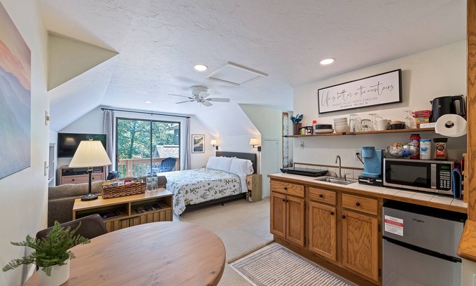 Maggie Valley Apartment | Starswept Studio- Walk to Brewery or Breakfast, Close to GSMNP and the BRP.