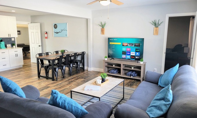 Ottawa House | Starved Rock Retreat! Game room, King Bed, Pet Friendly!