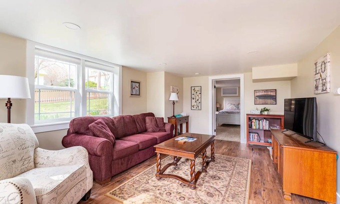 Pullman House | State Street Cottage, 1 BR Apt