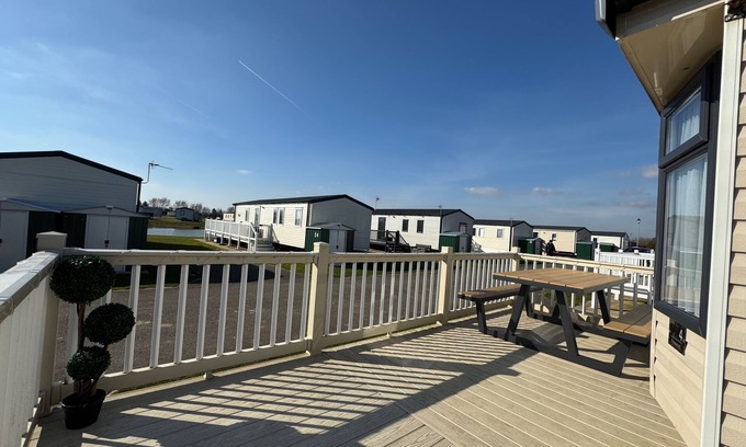 Alford Cabin | StaticHomeSleeps6-Lakeview-PetsOK-Balcony-Parking