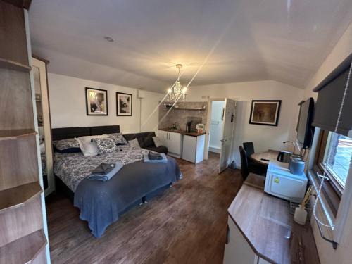 Solihull Bed & Breakfast | Station Approach Solihull Cabin Stays