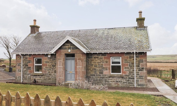 Lybster House | STATION HOUSE, pet friendly, character holiday cottage in Lybster