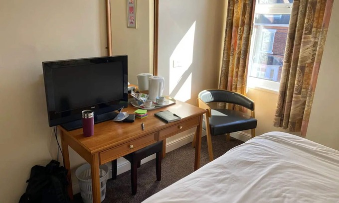 Beeston Hotel | Station Road - Contemporary 1bedroom Flat with 1 super king bed & ensuite bath