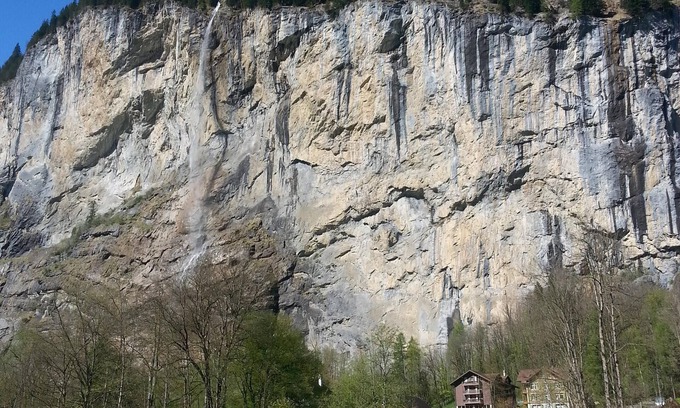 Lauterbrunnen Apartment | Staubbachfall opp. 1 Br max 4, 50mbus, quiet, own 24/7laundry, carport ⭐