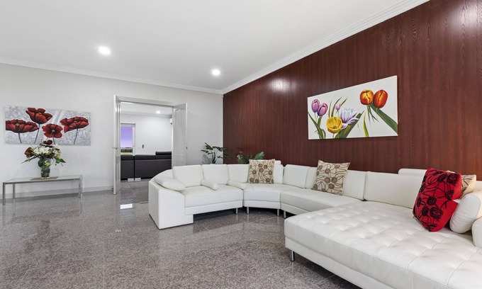 Bulla House | STAY 4, PAY 3 is a great reason to stay @ Loemans Lodge near Airport, Sleeps 10